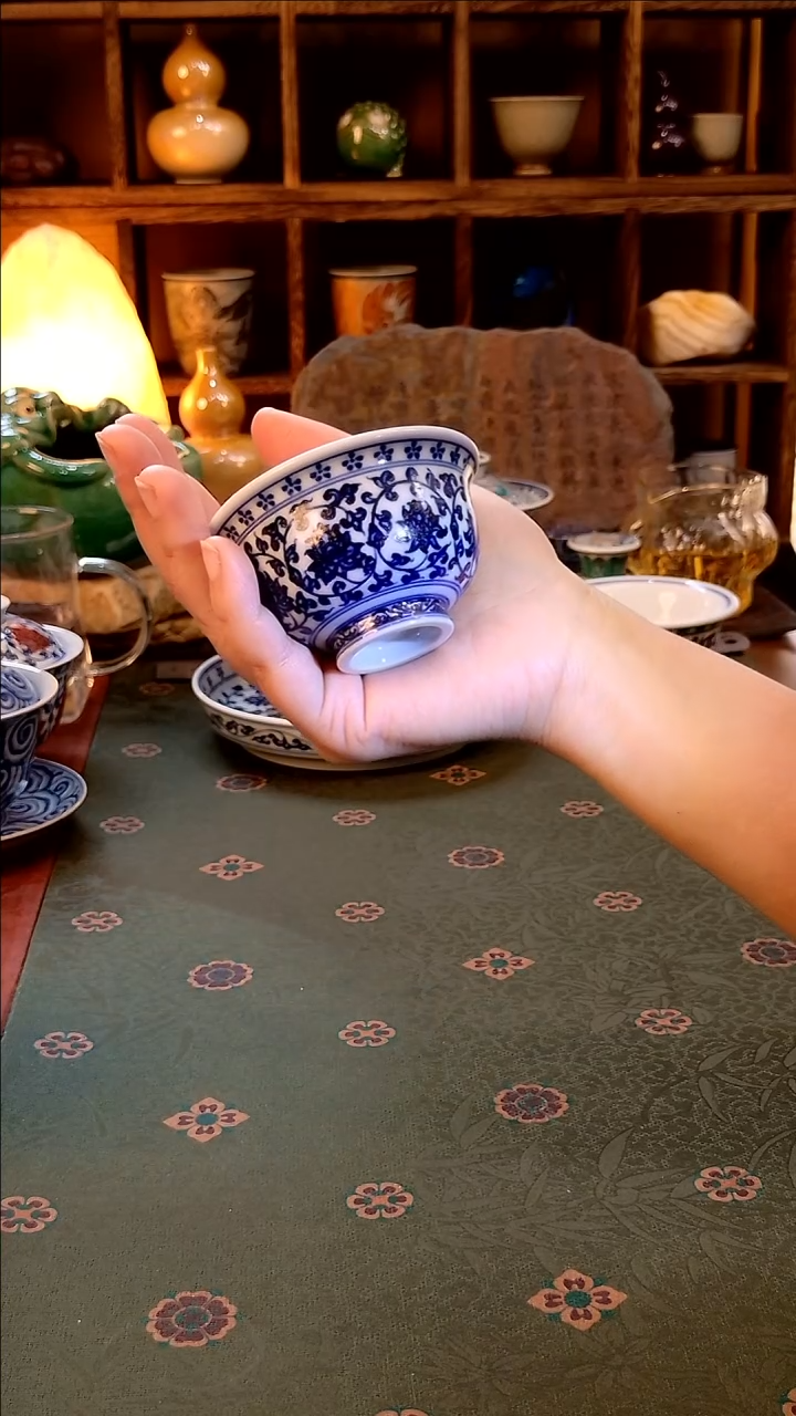 【手工手绘缠枝莲小压手杯】