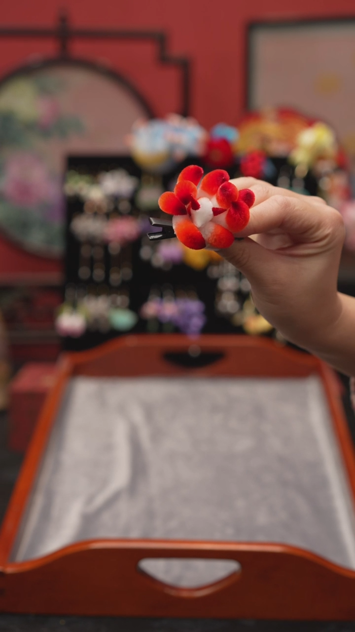 刺绣L****?非遗绒花手工饰品