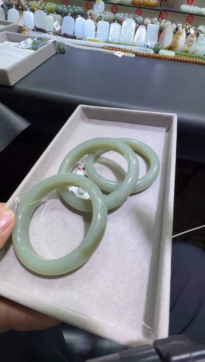 未镶嵌手镯和田玉近矿青白玉57+手镯多样性发货（）