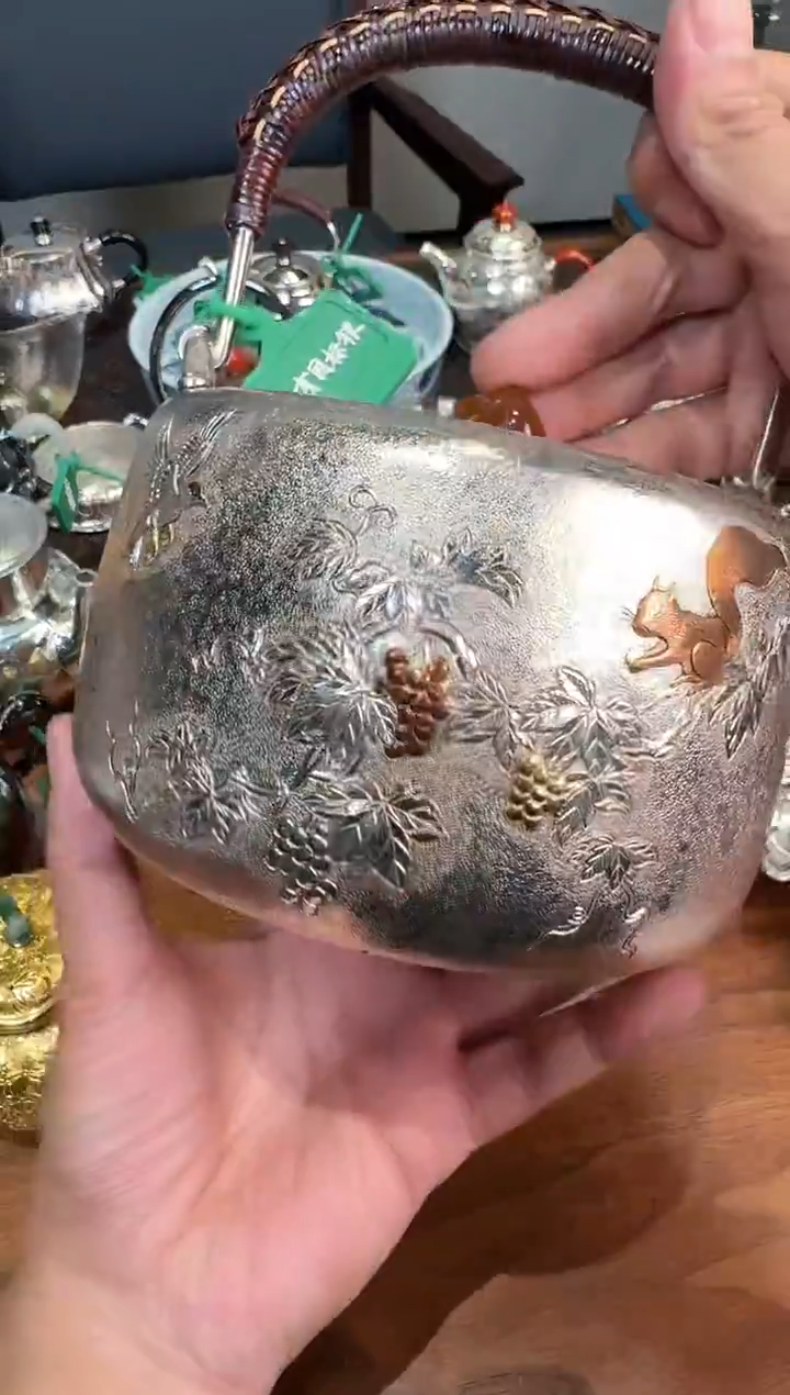 -M*'寸发标 手敲雪花纹錾刻嵌金松鼠葡萄煮水壶