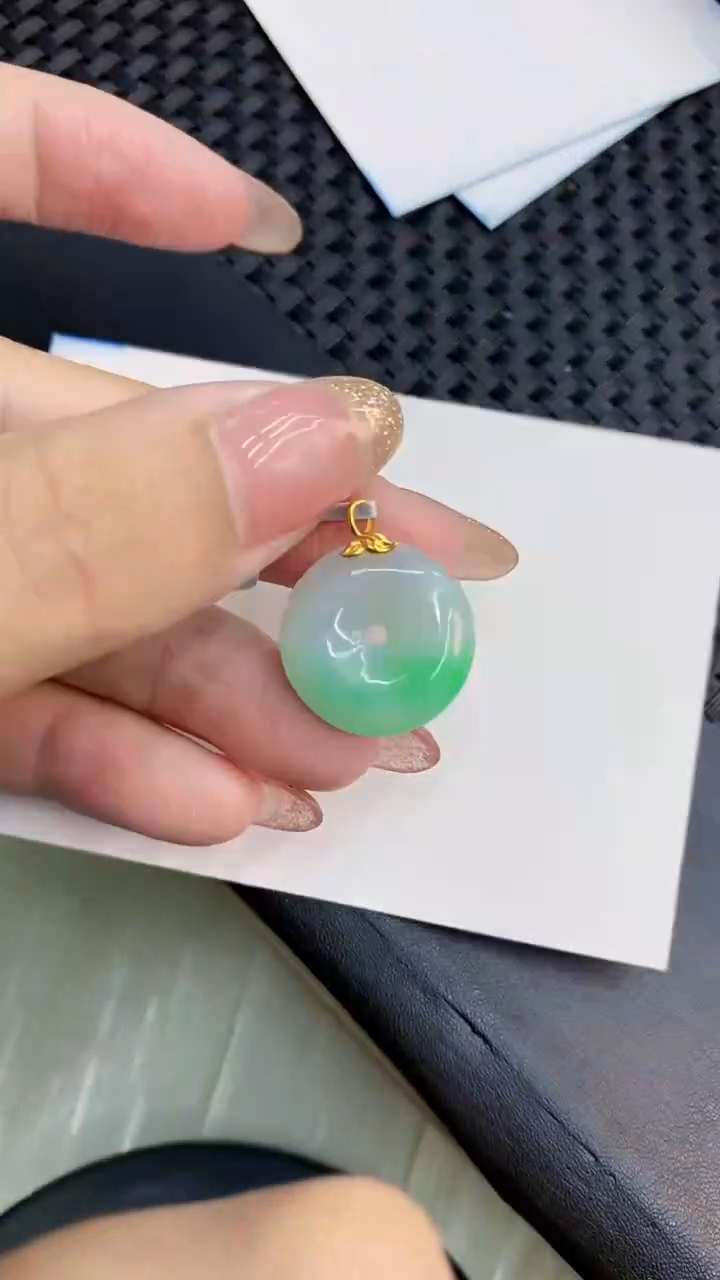 翡翠18K金镶嵌颈饰            8