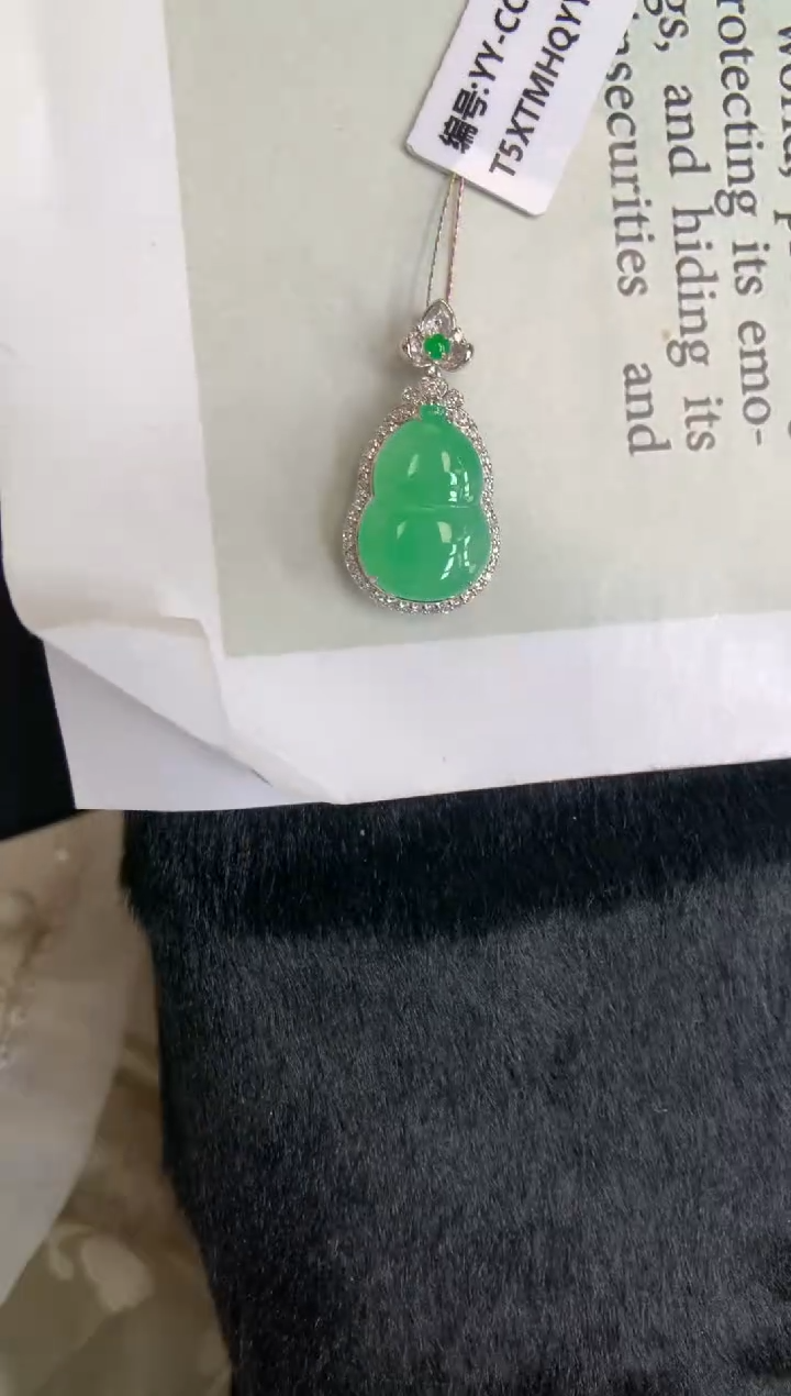 翡翠18K金镶嵌颈饰葫芦