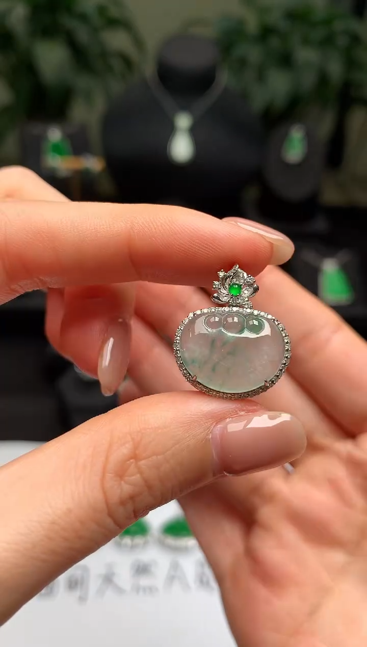 颈饰18K金镶嵌翡翠如意