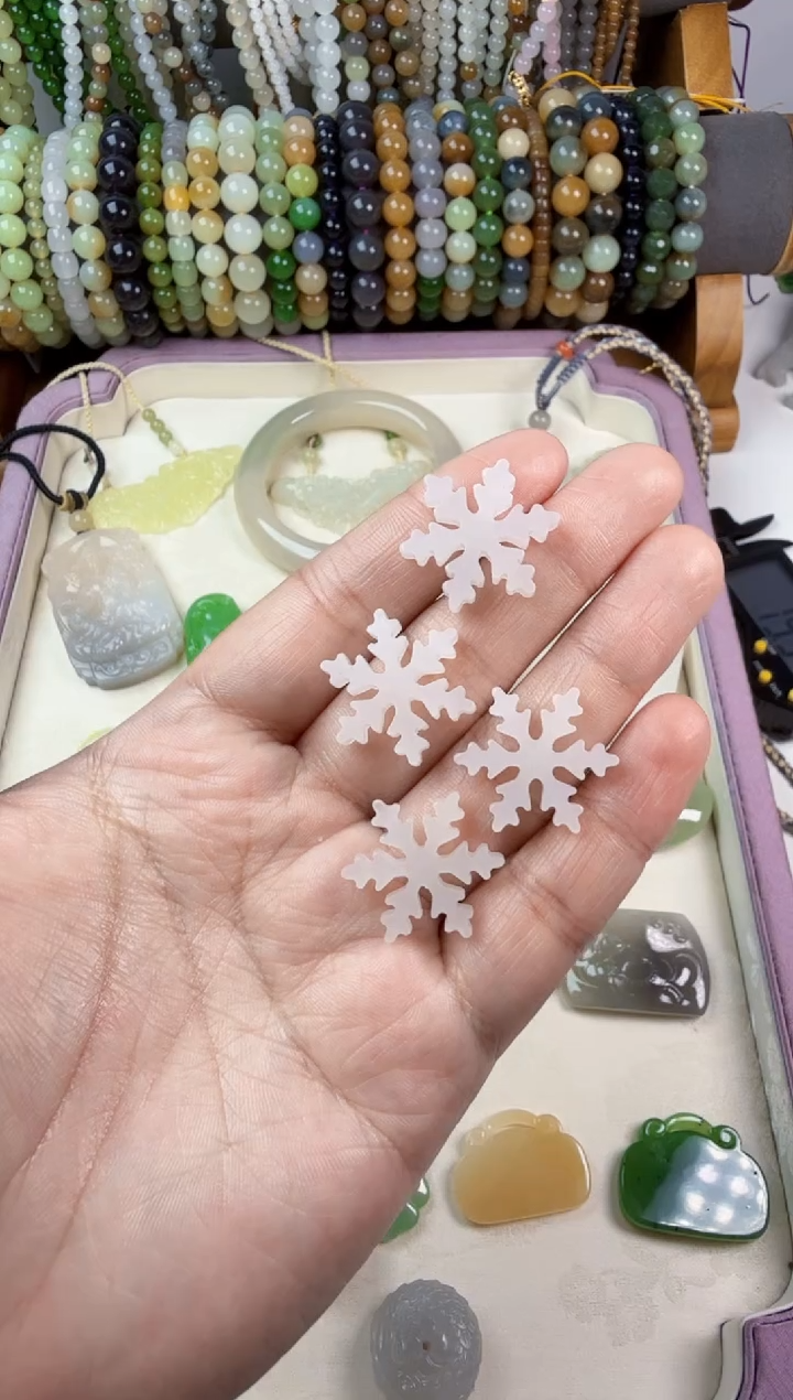 颈饰未镶嵌和田玉雪花吊坠多样性发其一