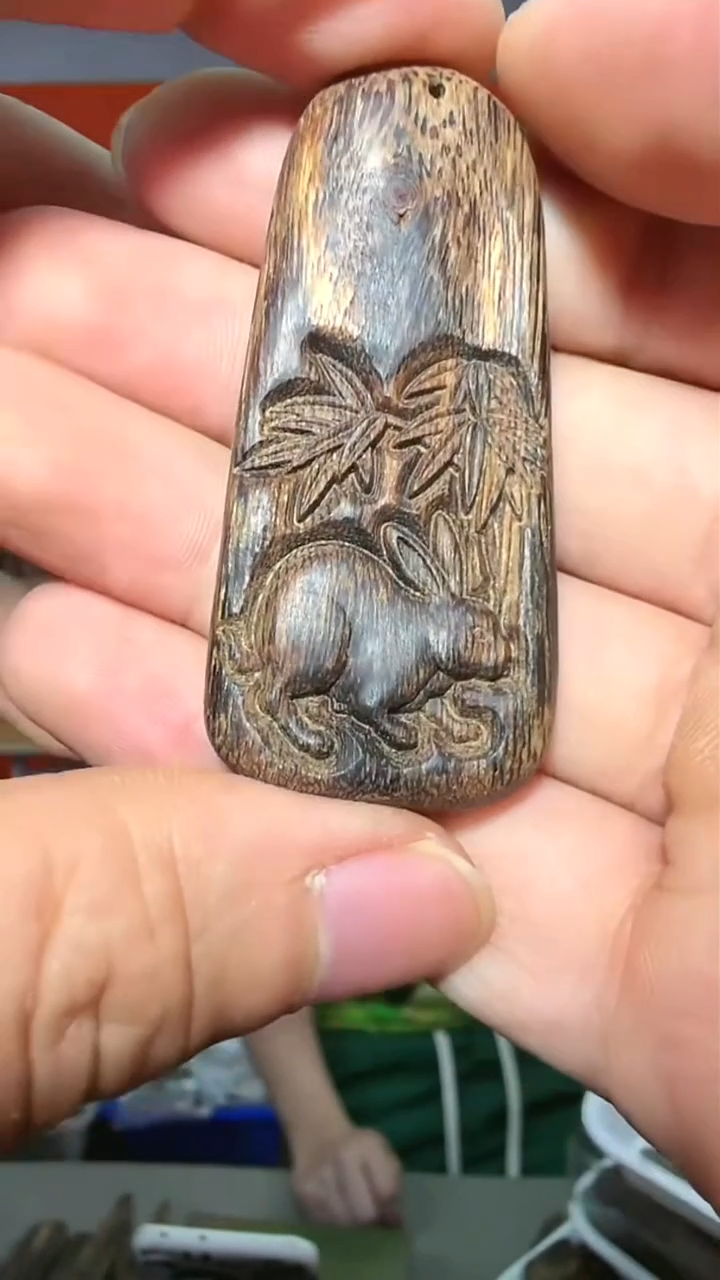 沉香吊坠101号红土双面雕兔多样性发一