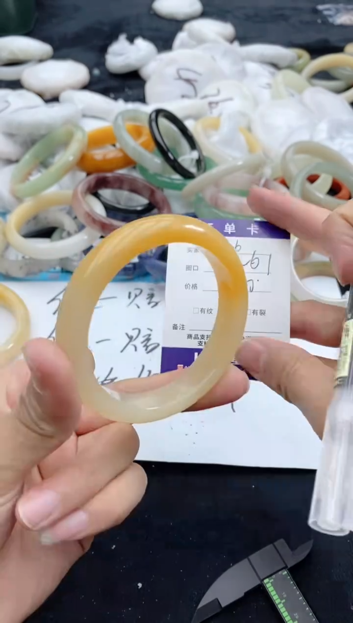 【闪购商品】石英质玉手镯未镶嵌96