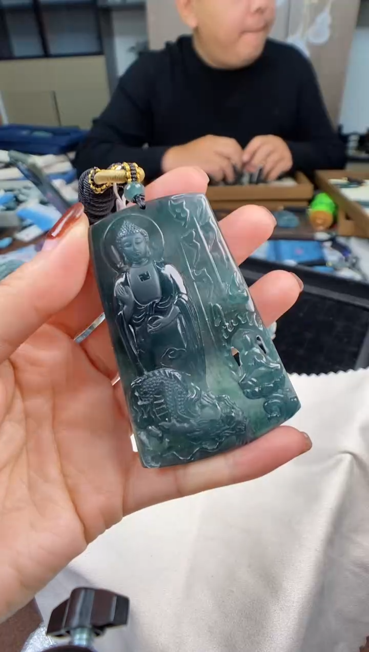 颈饰未镶嵌翡翠  多样性发其一