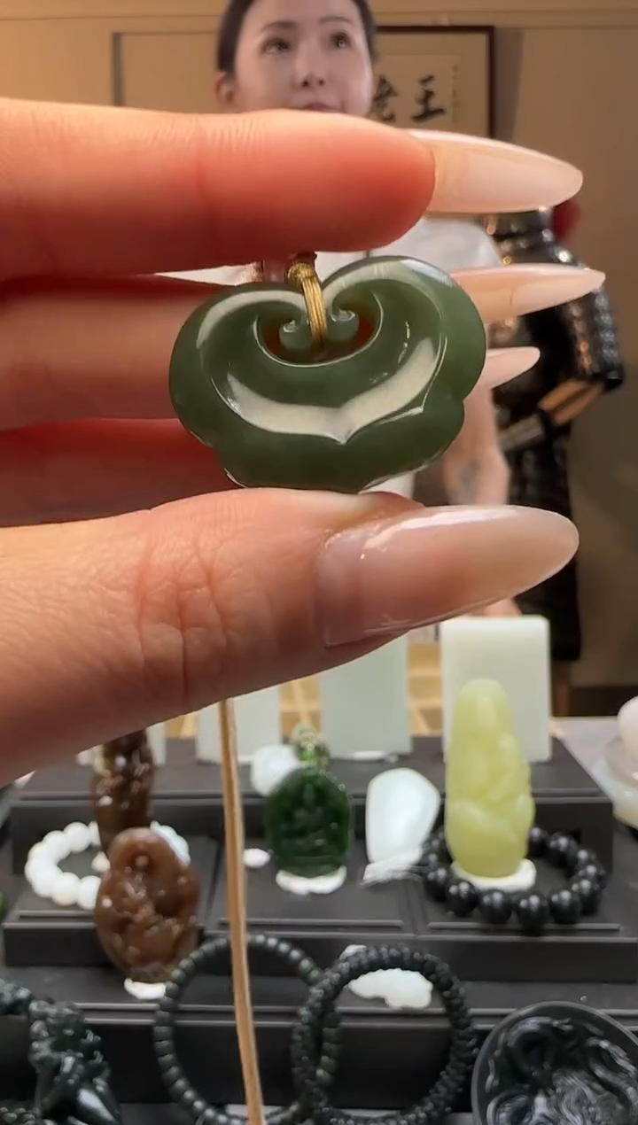 【闪购商品】和田玉青黄口如意锁未镶嵌吊坠