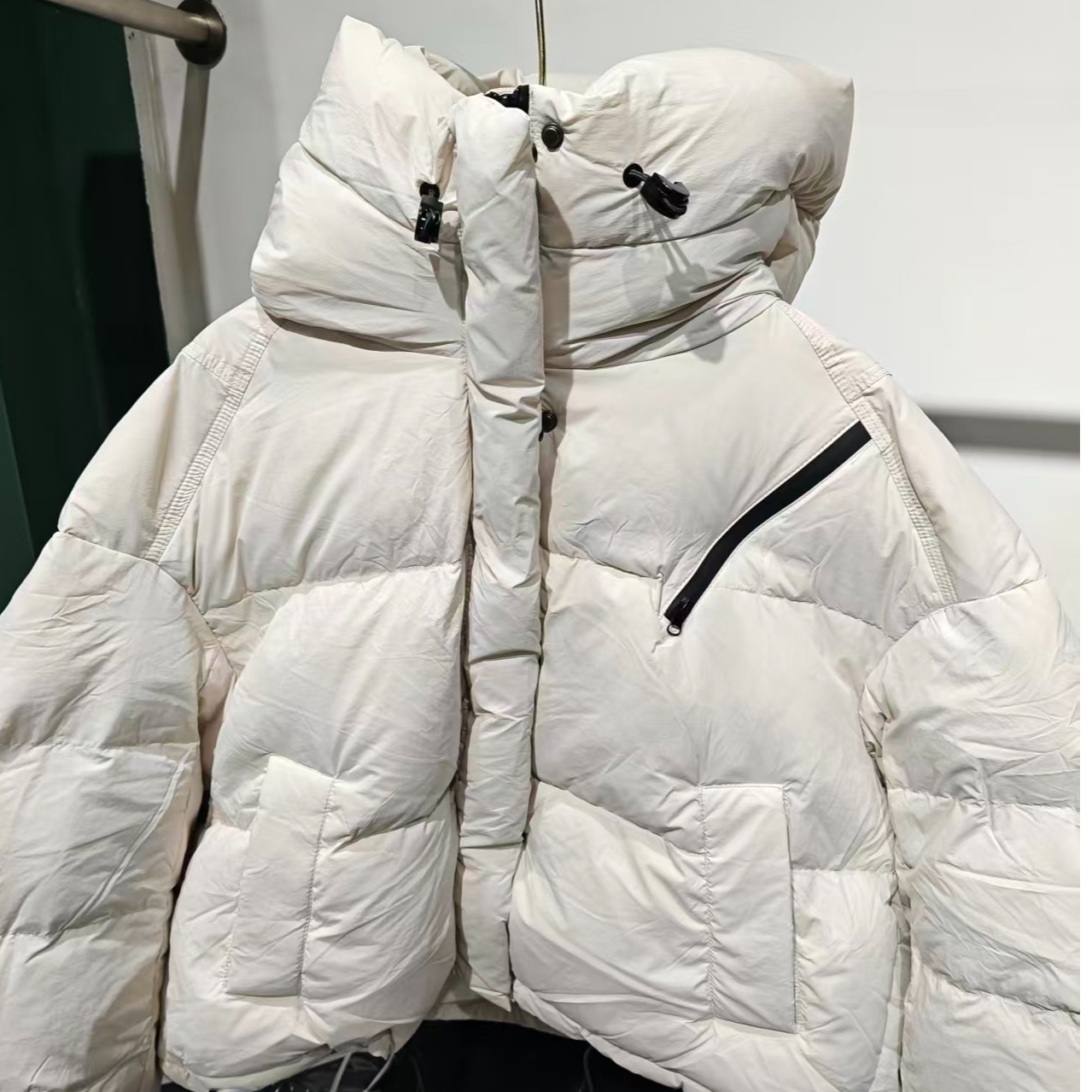 【设计师】女士纯色短款连帽带抽绳羽绒服