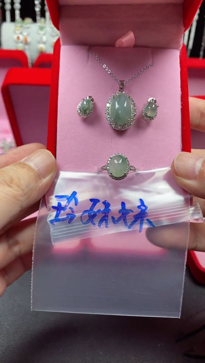 未镶嵌戒指翡翠玲*妹翡翠吊坠