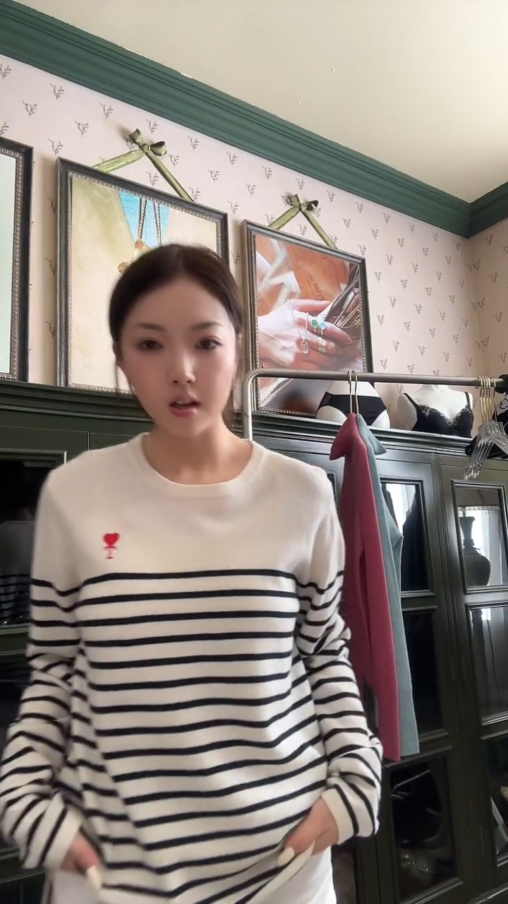 爱心刺绣条纹羊毛衫