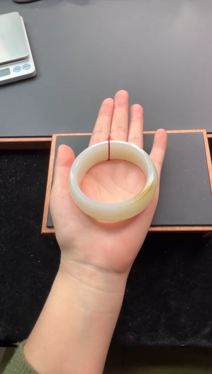 【闪购商品】和田玉手镯未镶嵌且末金山微色差56+