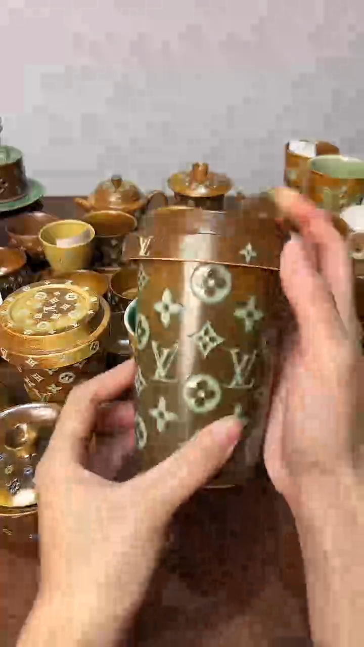 杜*婷龙泉窑老花带盖奶茶杯