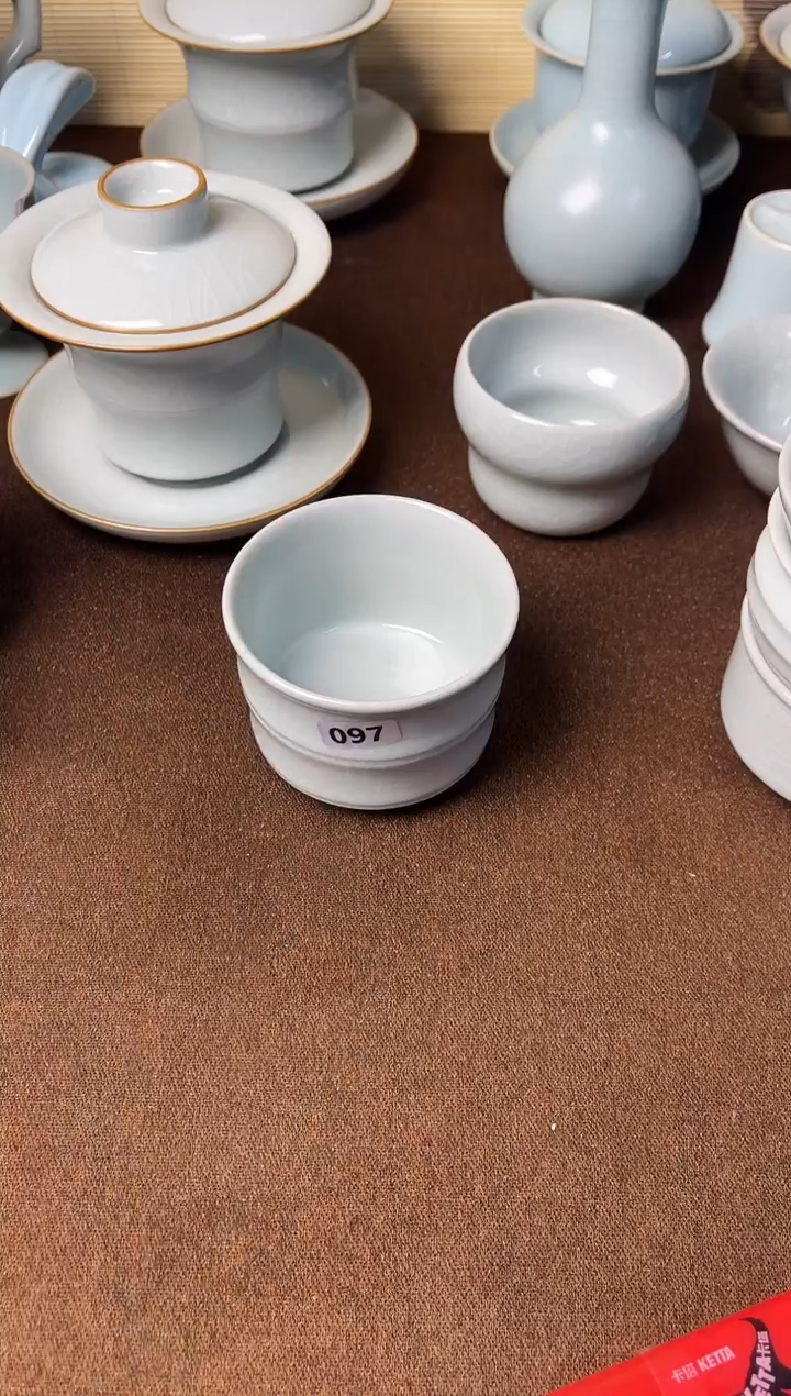 清仓-微瑕云雾月白釉纯手工竹节杯