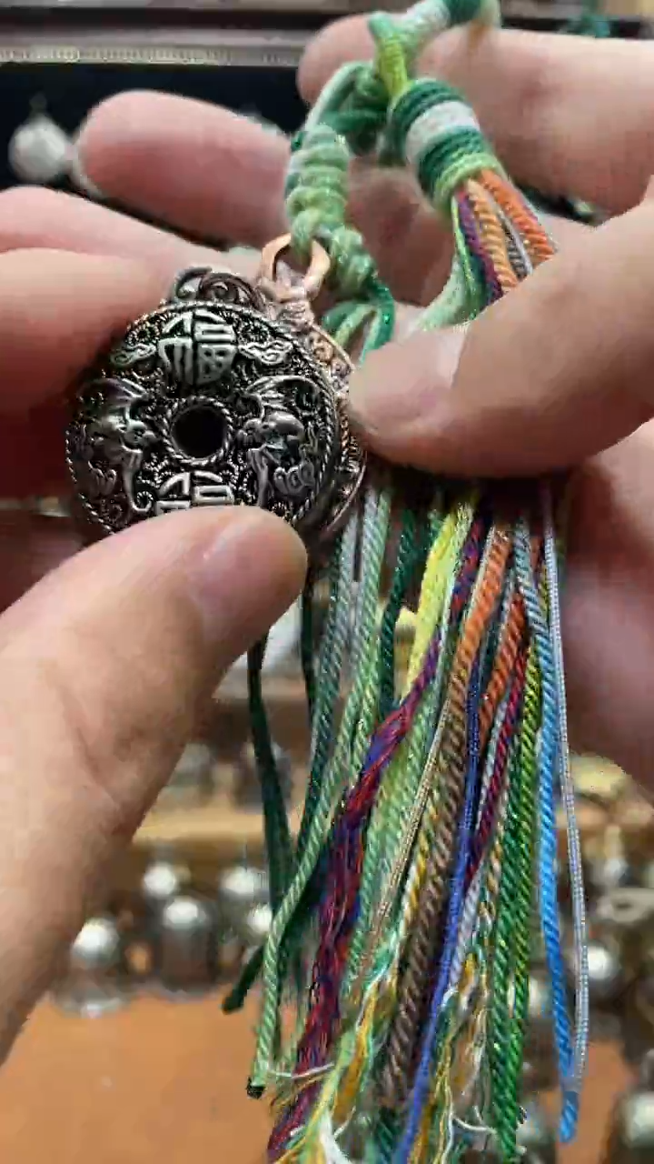 六字真言配绿色流苏