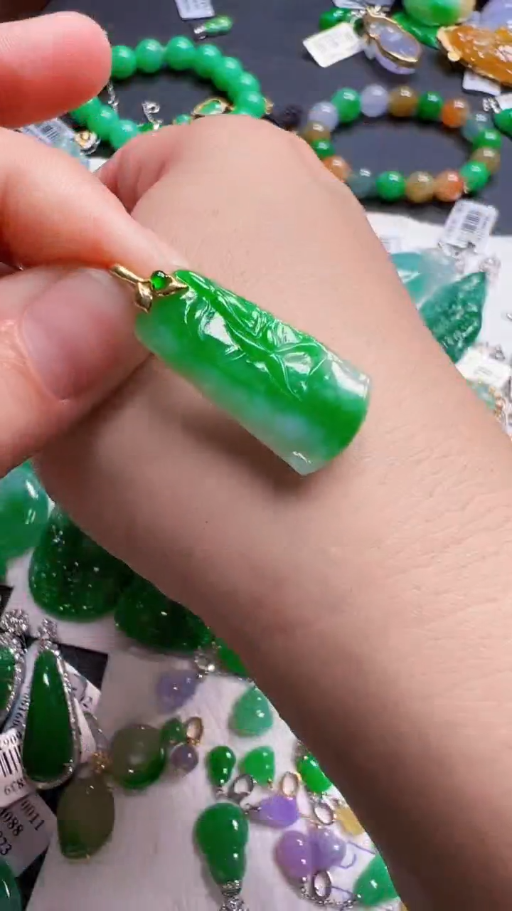 颈饰18K金镶嵌翡翠竹子