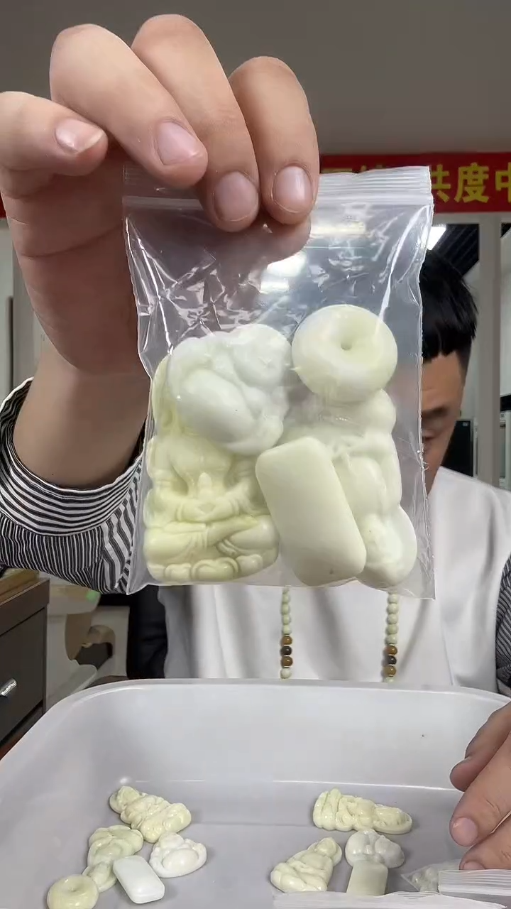 未镶嵌颈饰蓝田玉（蛇纹石化大理石玉）多样性发货一件坏的