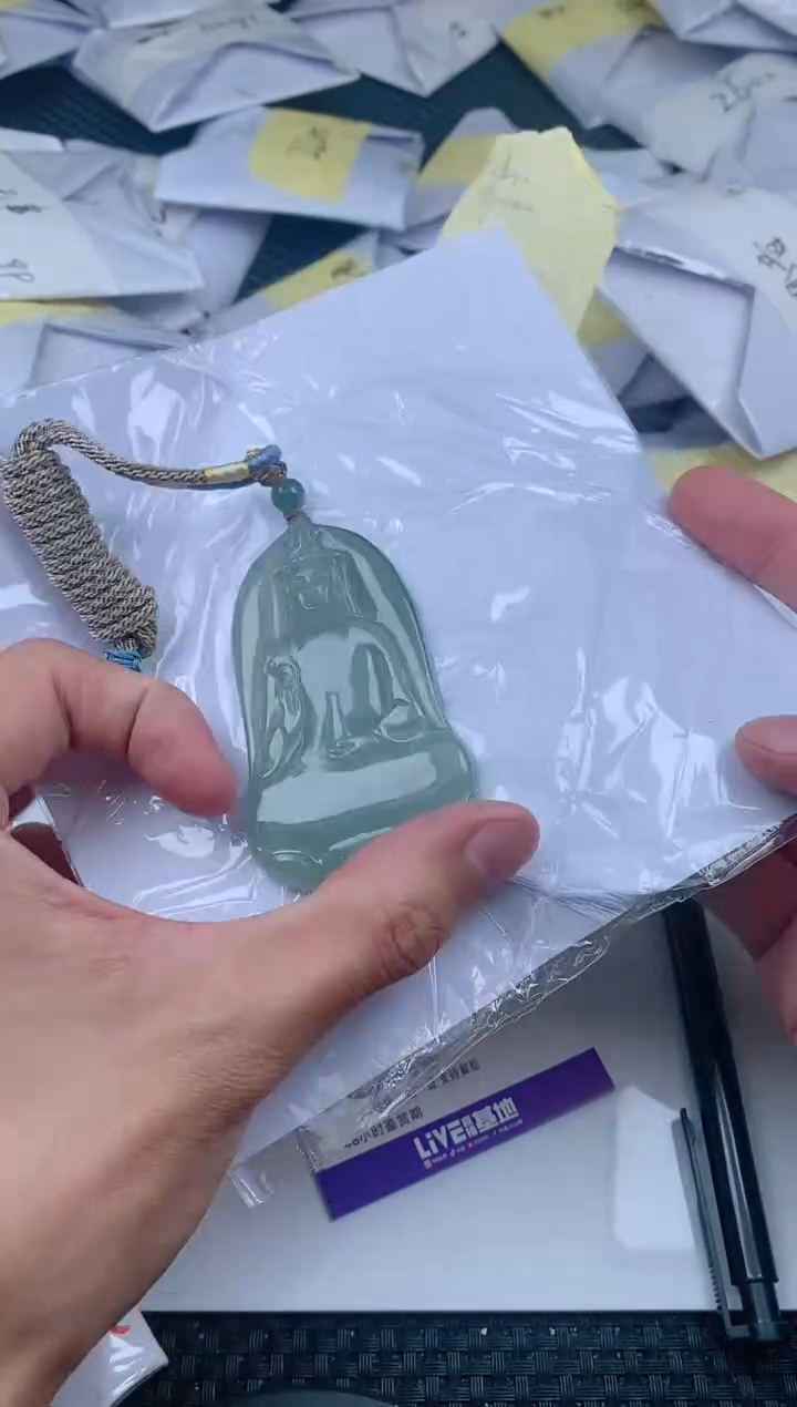 翡翠未镶嵌颈饰          