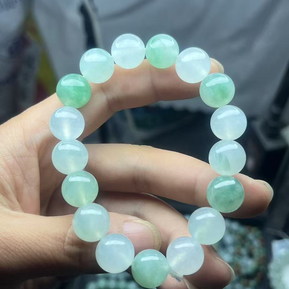 天然缅甸翡翠A货单圈，冰飘绿花，卡12.3左右高冰珠珠