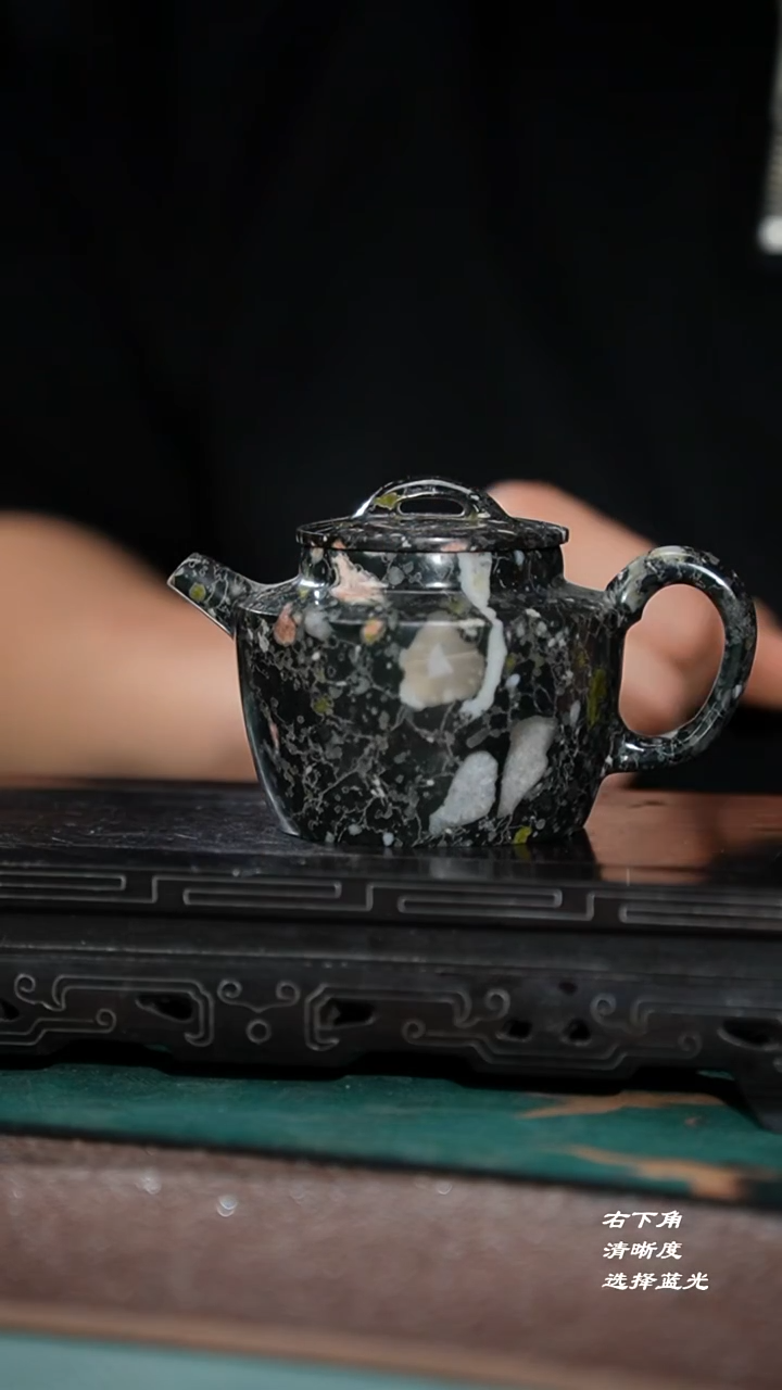 133-1折肩壶（安山 亮光）