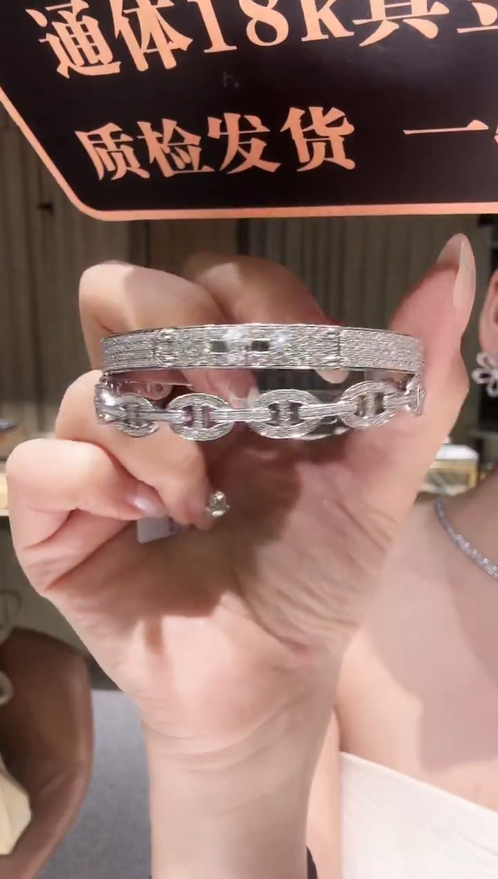 18K金镶嵌手镯钻石满钻猪鼻子