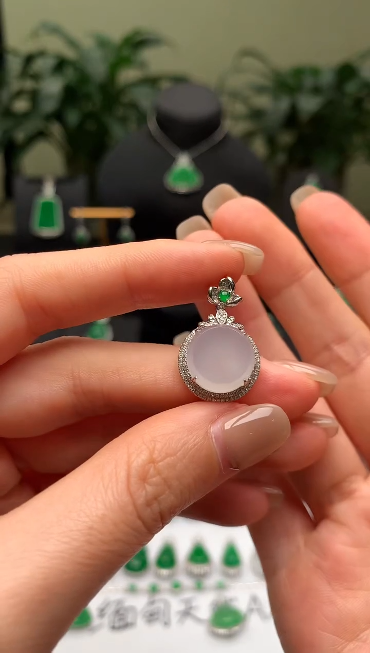 【闪购商品】翡翠颈饰18K金镶嵌圆牌