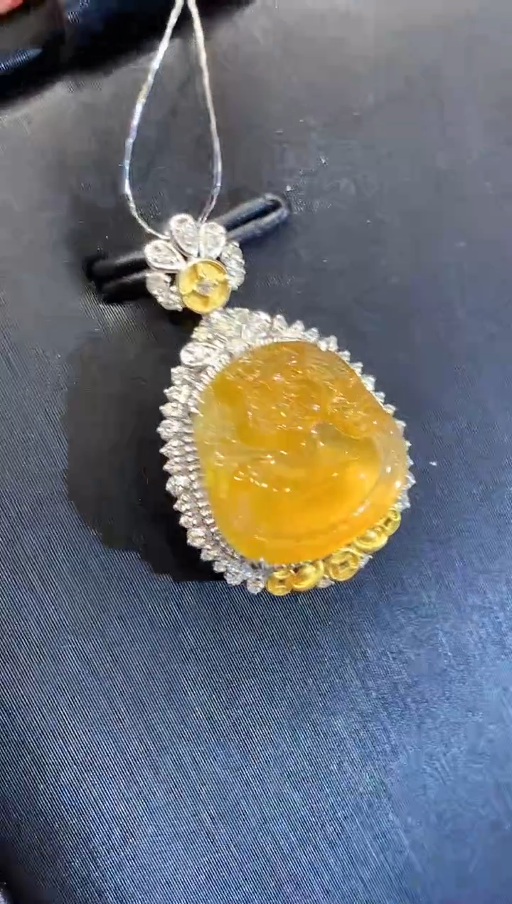 吊坠(不含链)18K金镶嵌翡翠多样性发其一