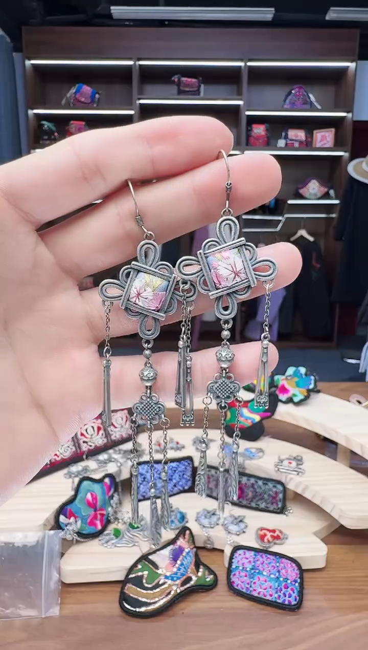 织绣44蒙阿苏苗绣传承店