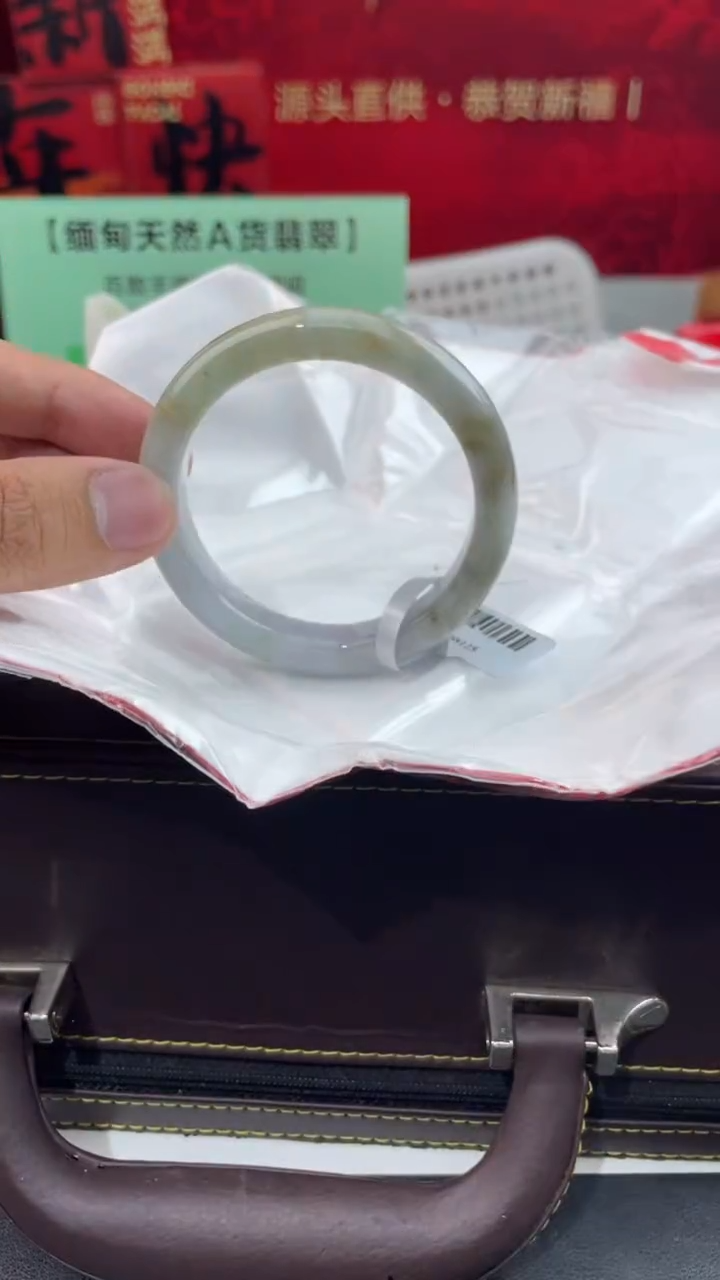 【闪购商品】翡翠手镯未镶嵌18翡翠手镯（微瑕）