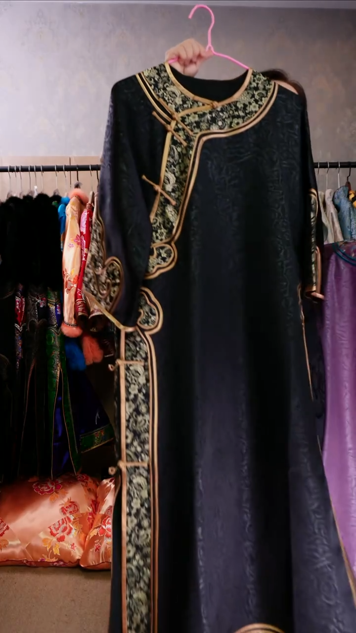 杨*燃如意头长袍黑色