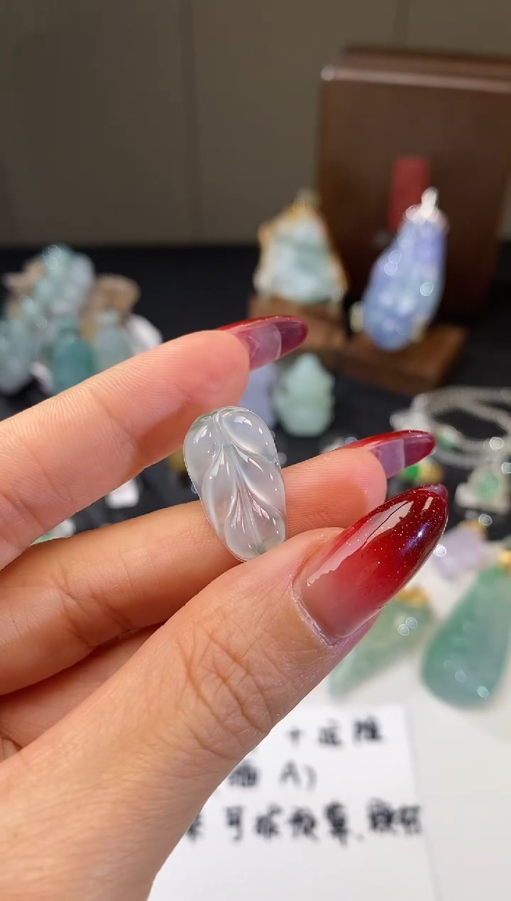 【闪购商品】翡翠颈饰未镶嵌叶子