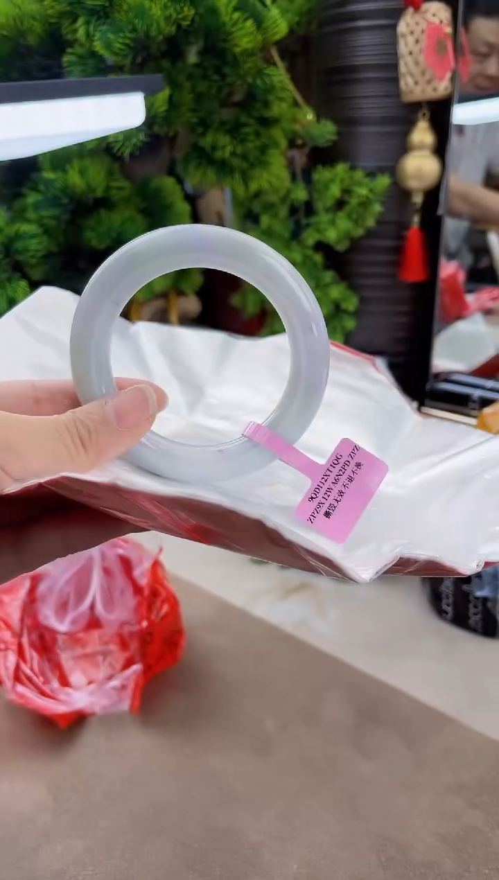 翡翠手镯未镶嵌翡翠手镯