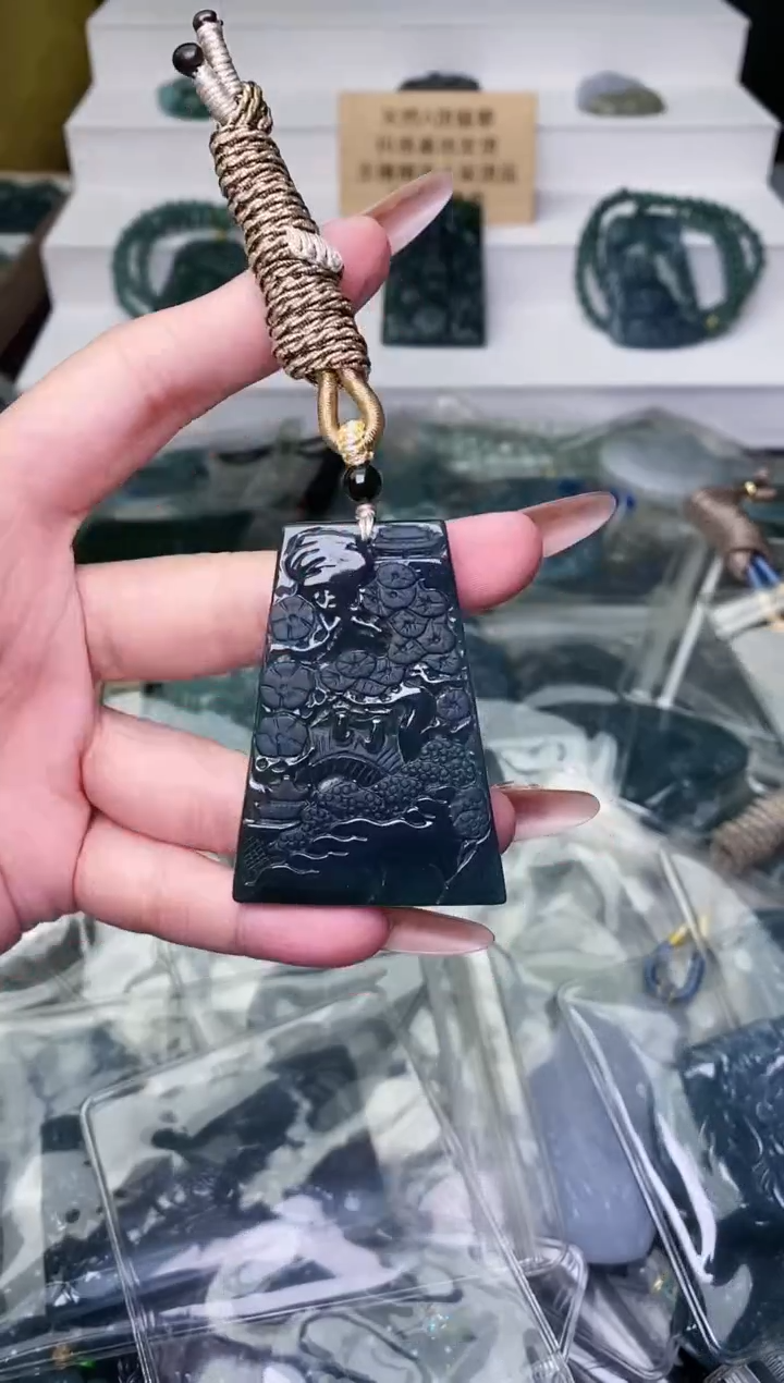 颈饰未镶嵌翡翠 