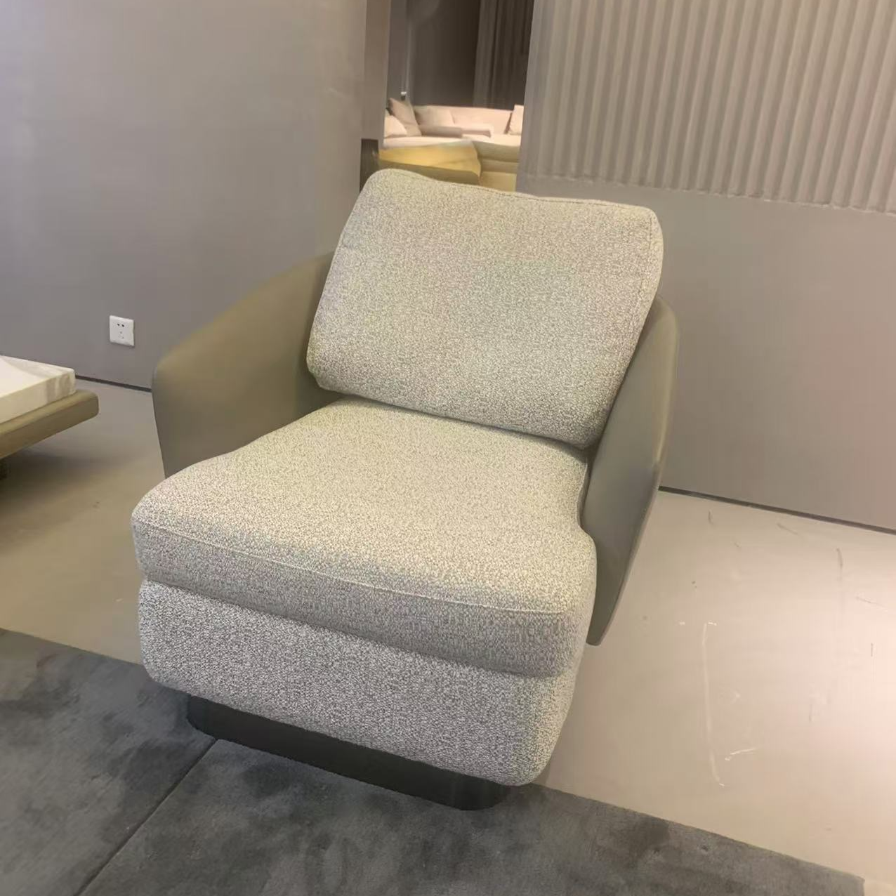 意式极简头层牛皮+布艺休闲单椅-单人米白色+墨绿色-休闲家用