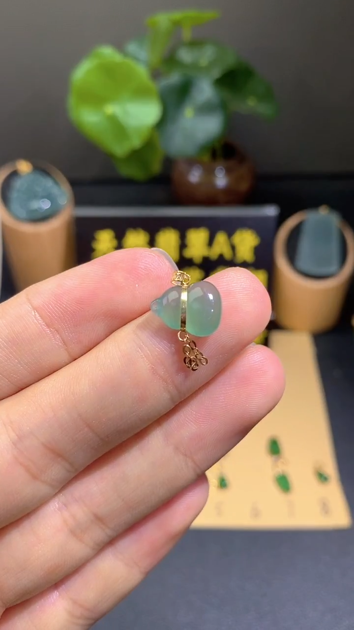 翡翠18K金镶嵌颈饰翡翠A货