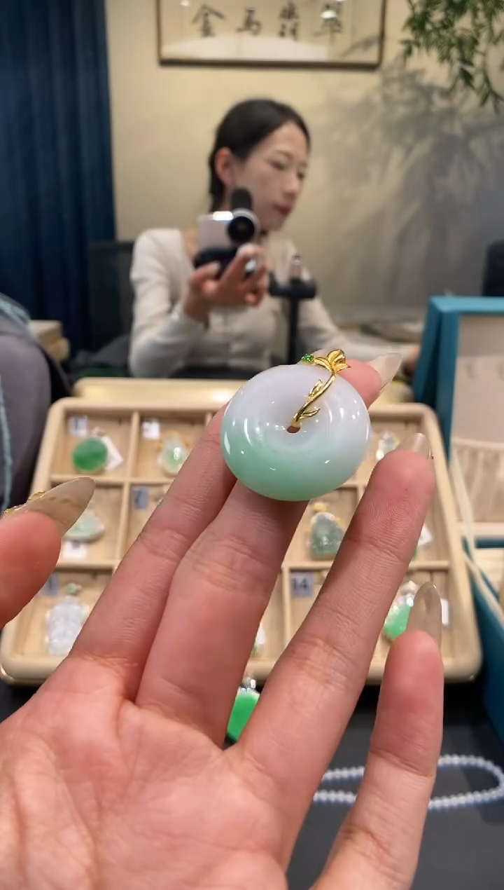 【闪购商品】翡翠吊坠(不含链)18K金镶嵌平安扣