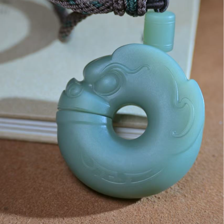 和田玉碧玉粉青玉猪龙无结构挂件玉质细腻温润手工精美雕刻项坠