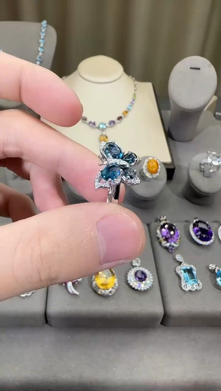 银S925镶嵌戒指托帕石17mm蝴蝶设计款伦敦蓝