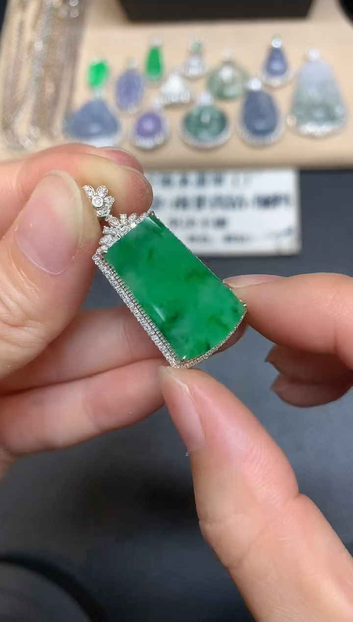 【闪购商品】翡翠颈饰18K金镶嵌无事牌【无服务费