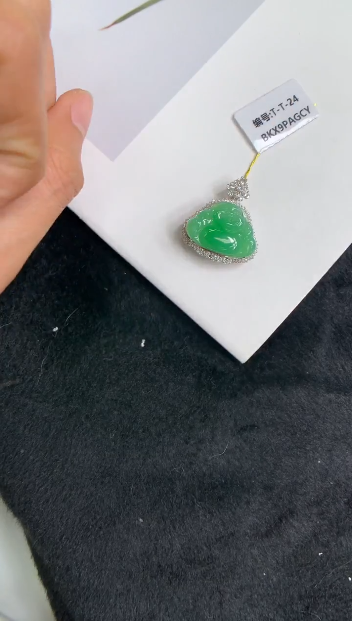 颈饰18K金镶嵌翡翠佛公