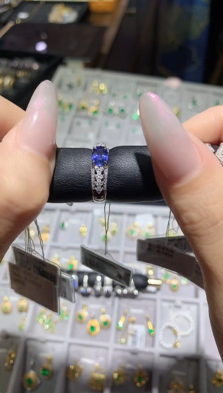 【闪购商品】蓝宝石戒指18K金镶嵌1克拉蓝宝石戒指