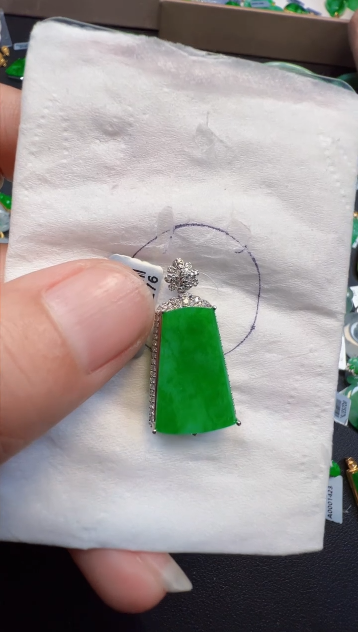 【闪购商品】翡翠颈饰18K金镶嵌缅甸A货翡翠吊坠