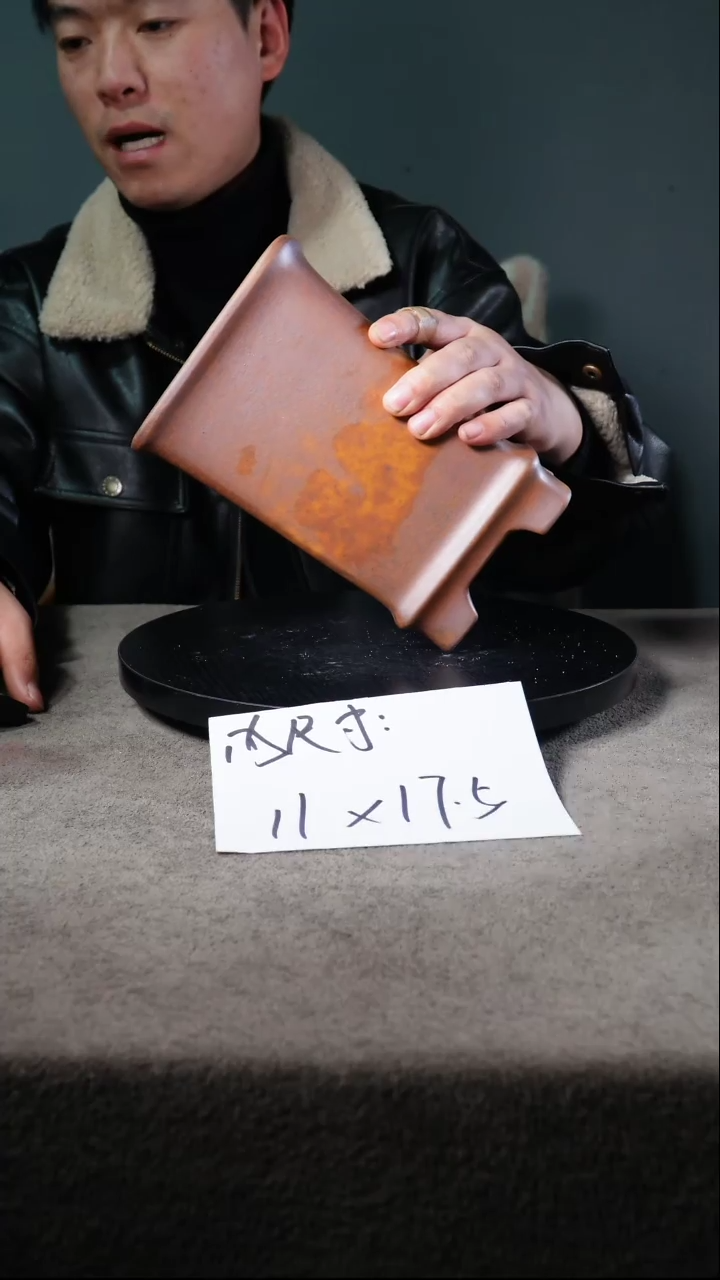 A宜兴紫砂小花盆