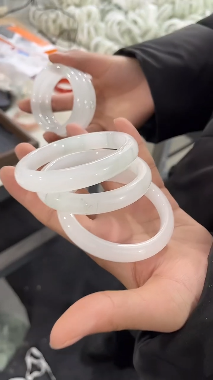 未镶嵌手镯石英岩玉新疆天山翠常规款圈口找客服备注多样性发其一