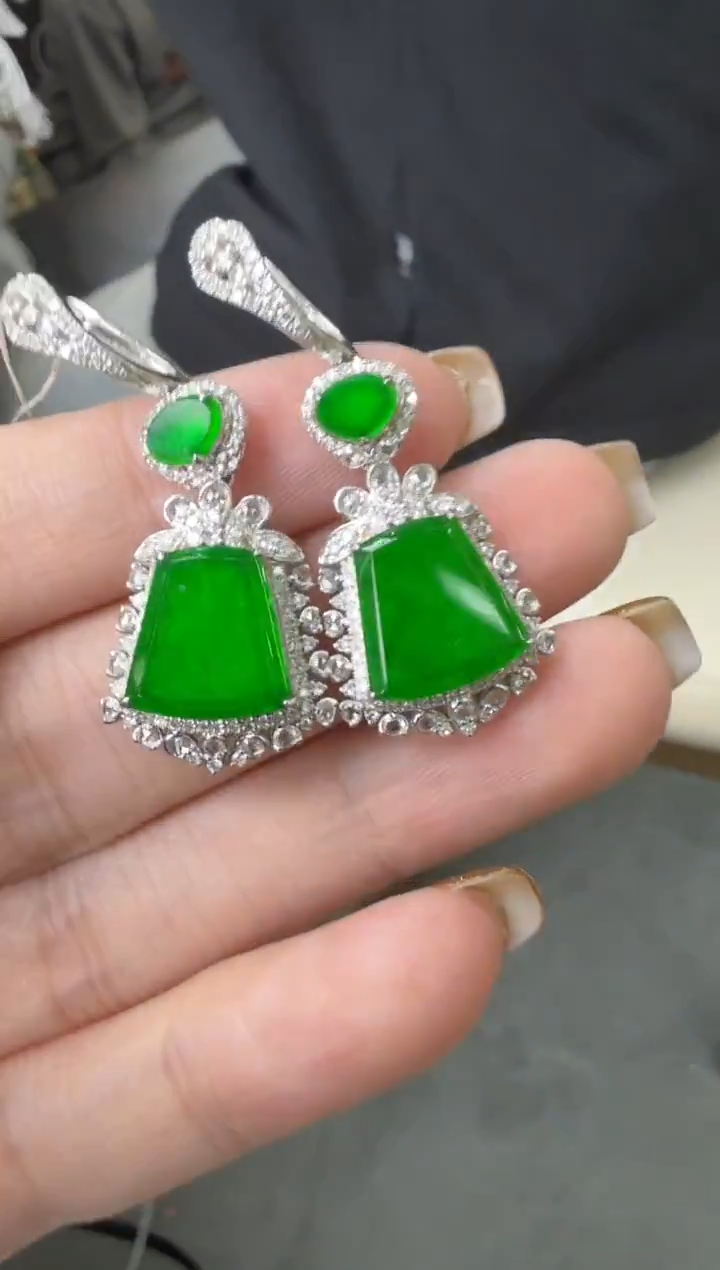 18K金镶嵌翡翠耳坠耳坠一对