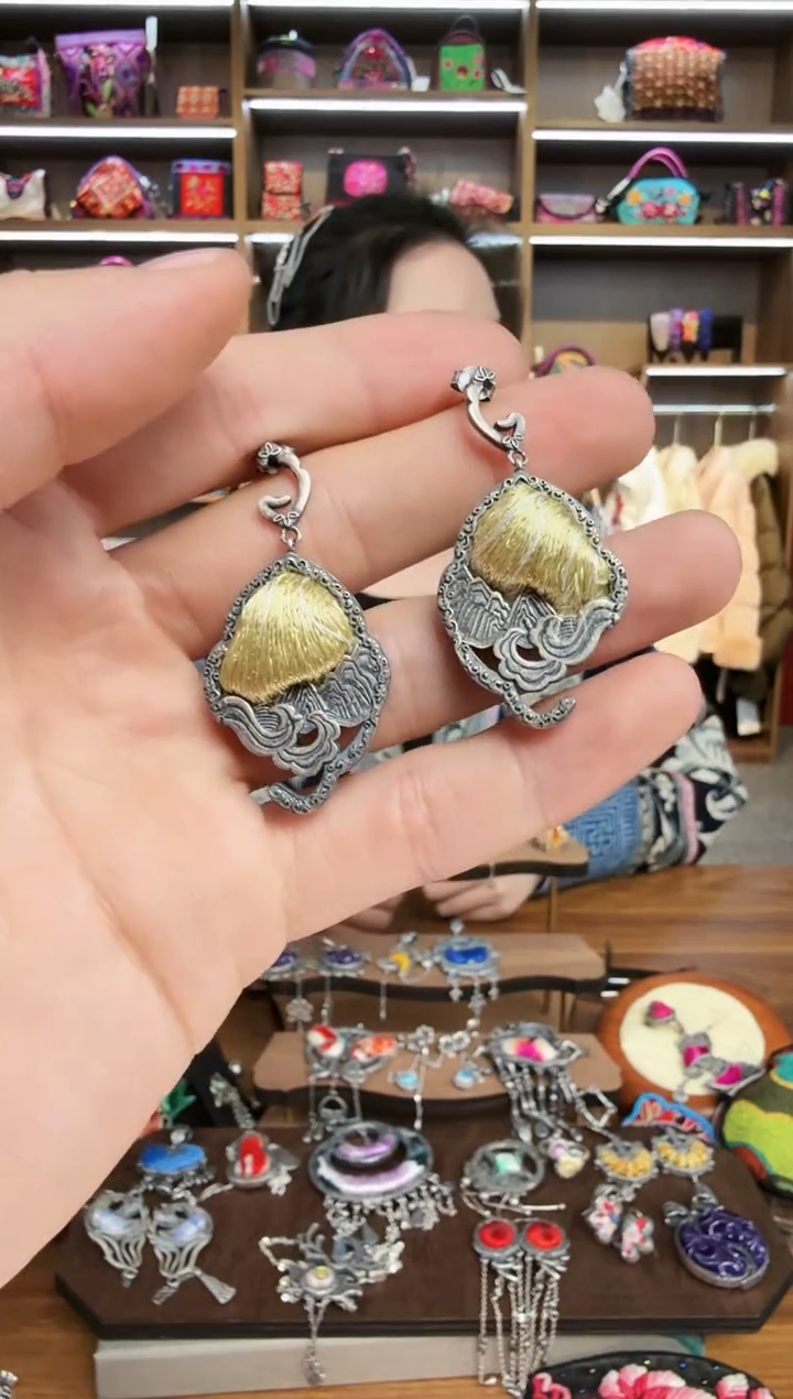 【闪购商品】织绣162蒙阿苏苗绣传承