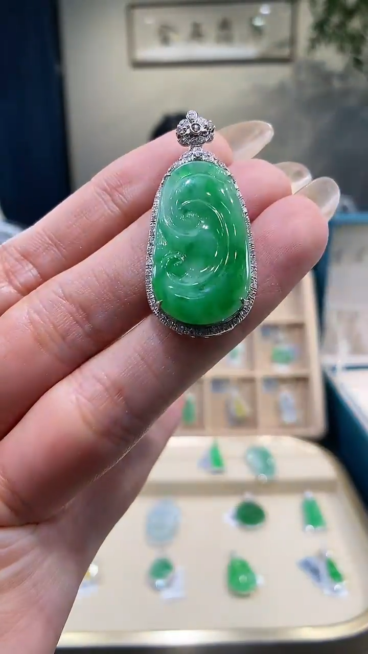 【闪购商品】翡翠吊坠(不含链)18K金镶嵌如意