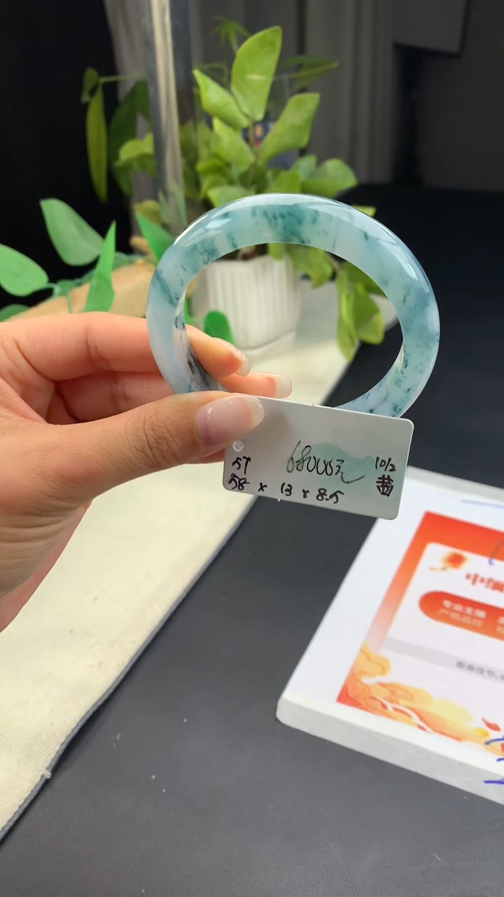 【闪购商品】翡翠手镯未镶嵌 #情人节#送礼，下单联系客服核对地址~