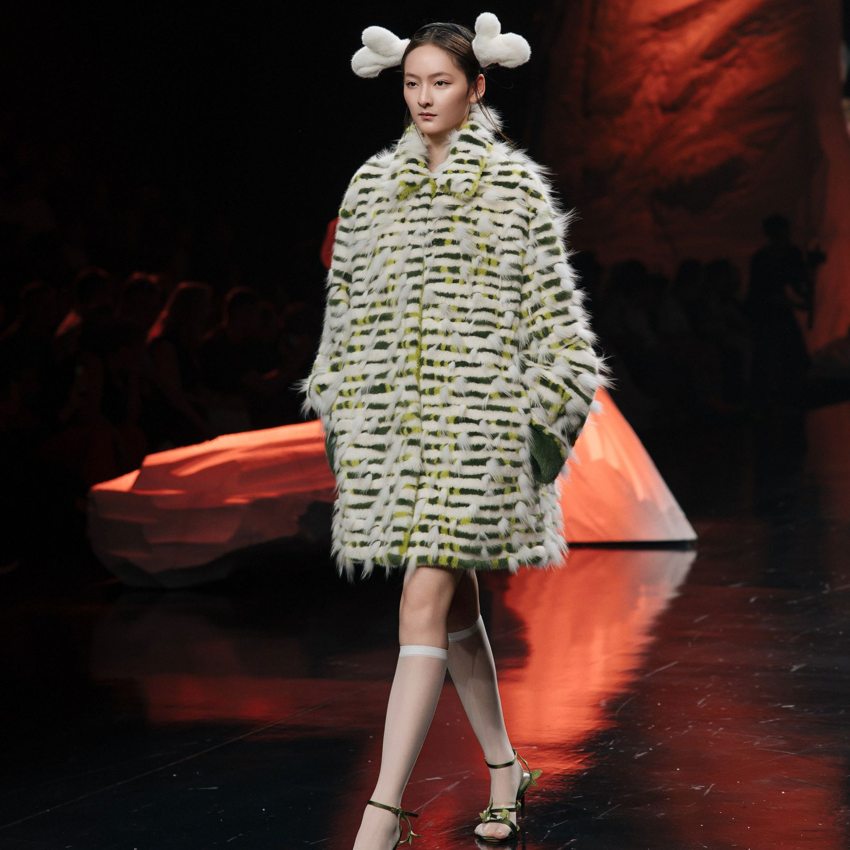 么恩蒙MENGMARTEN2025新款秀款长款哥本哈根设计师款式水貂外套