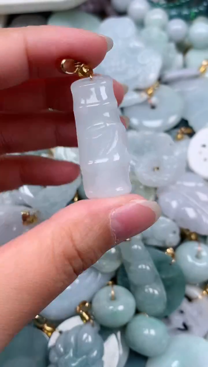 翡翠未镶嵌吊坠(赠链)1